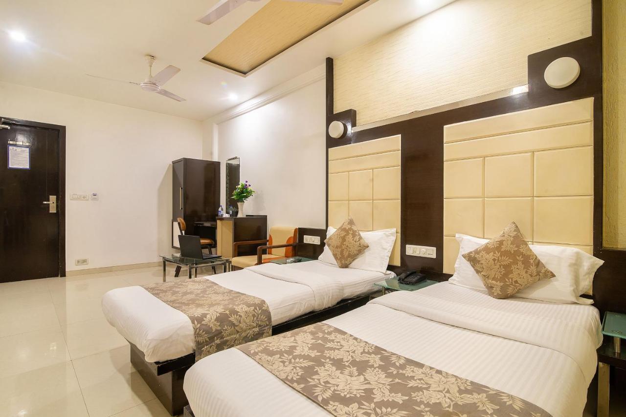 Hotel Satkar Surat Exterior foto