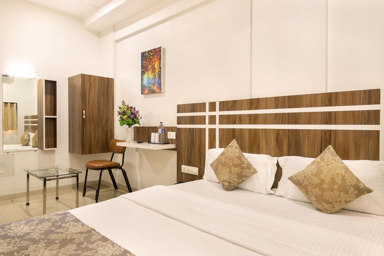 Hotel Satkar Surat Exterior foto