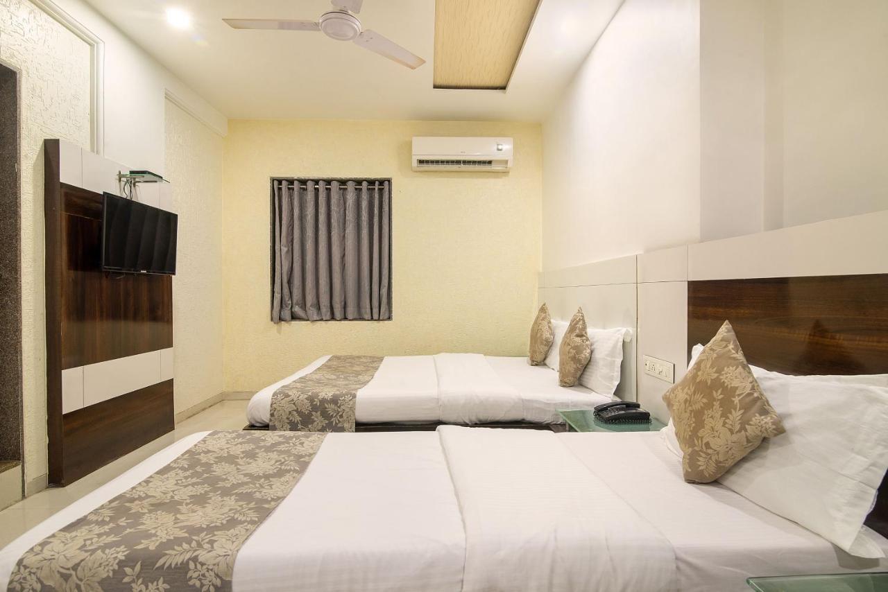Hotel Satkar Surat Exterior foto