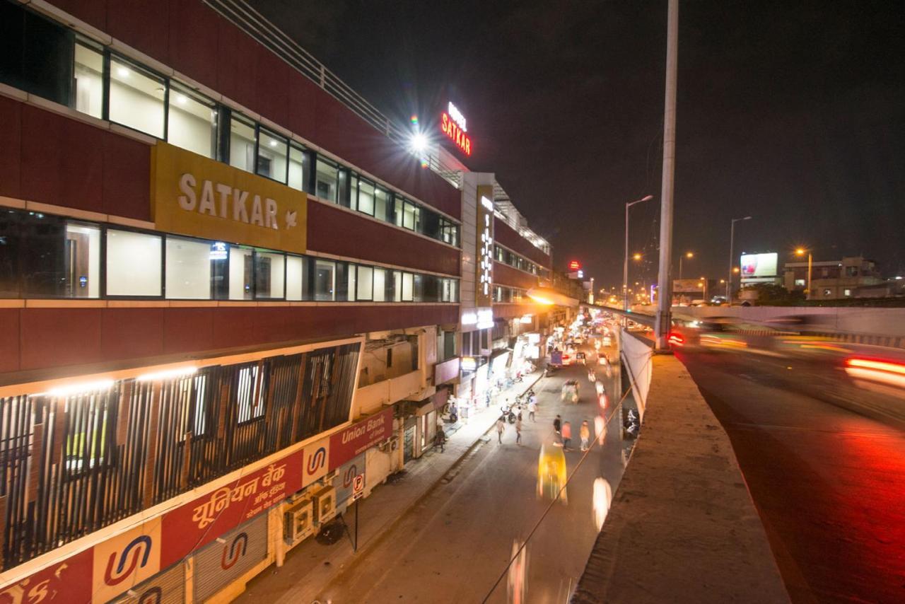 Hotel Satkar Surat Exterior foto
